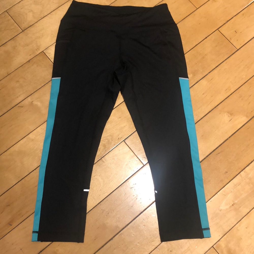 Zella Capri workout pants with zip pocket